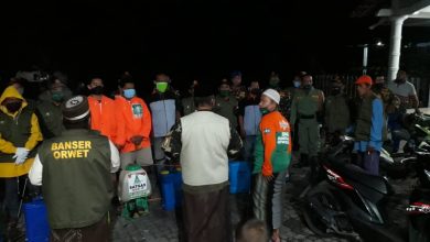 Photo of Tadi Malam, Gugus Tugas Penanganan Covid-19 MWC NU Rembang Semprotkan Disinfektan di Rombo Wetan